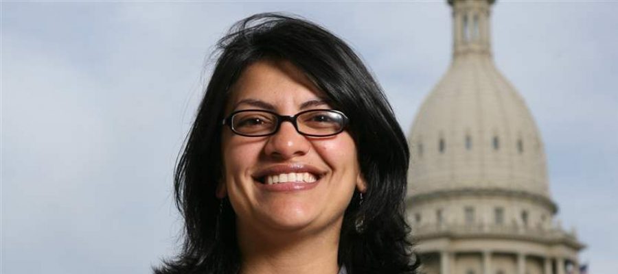 رشيدة طليب بالجلباب الفلسطيني