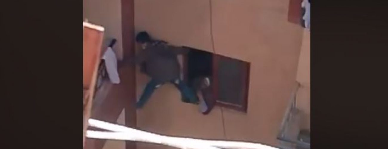 «طفل البلكونة»: أم بلا قلب تخاطر بحياة ابنها لإحضار مفتاح نسيه داخل الشقة