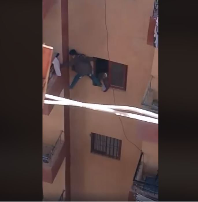 «طفل البلكونة»: أم بلا قلب تخاطر بحياة ابنها لإحضار مفتاح نسيه داخل الشقة