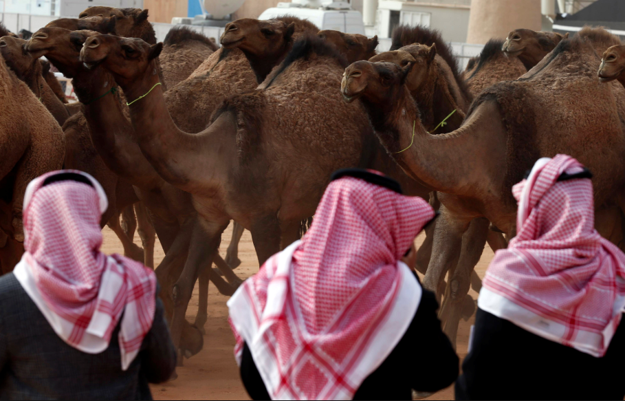 لا زال كثير من السعوديين يهتمون بالجمال / رويترز