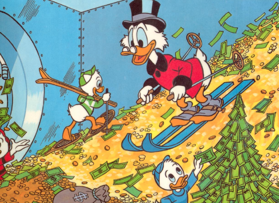 شخصية العم ذهب الكرتونية تسبح في خزنة مليئة بالذهب والأموال (ديزني)