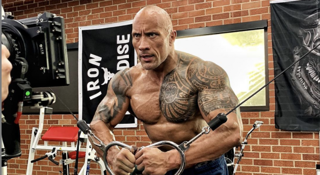 ذا روك يدخل في عراك مع صحيفة بريطانية ويتهمها بتلفيق تصريحات عنه انتقد فيها «جيل الألفية الهش»