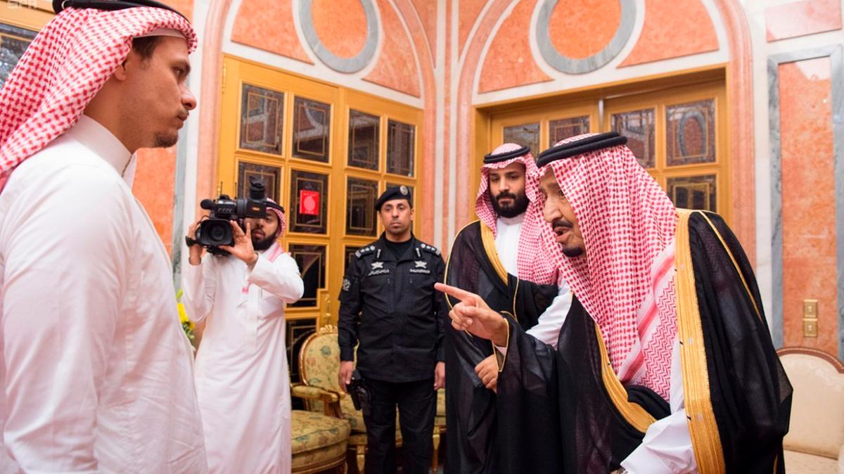 صلاح خاشقجي في ضيافة الملك سلمان وولي عهده لتعزيته بمقتل والده جمال خاشقجي (رويترز)