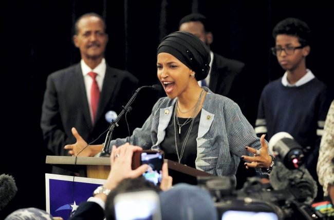 على الرياض أن تقلق من نائبة الكونغرس التي اتهمتها بالانتماء إلى الإخوان.. كيف تهدد إلهان عمر صفقات السلاح السعودية؟