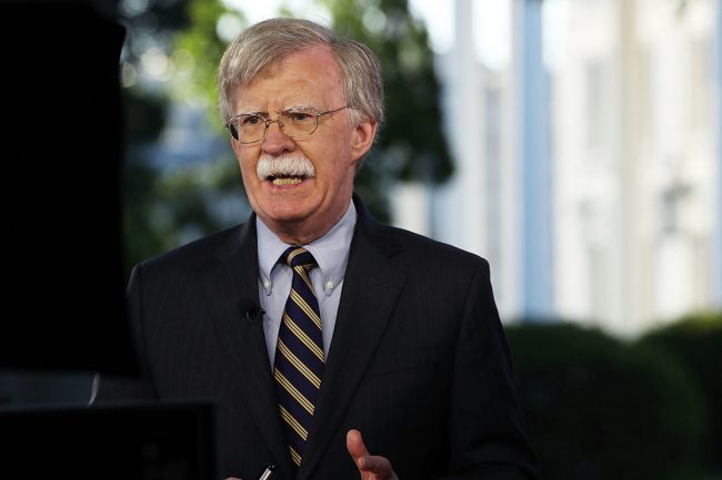 كان وراء قرار الحرب على العراق ويدعو الآن لحرب إيران.. ماذا تعرف عن أخطر رجل في البيت الأبيض؟