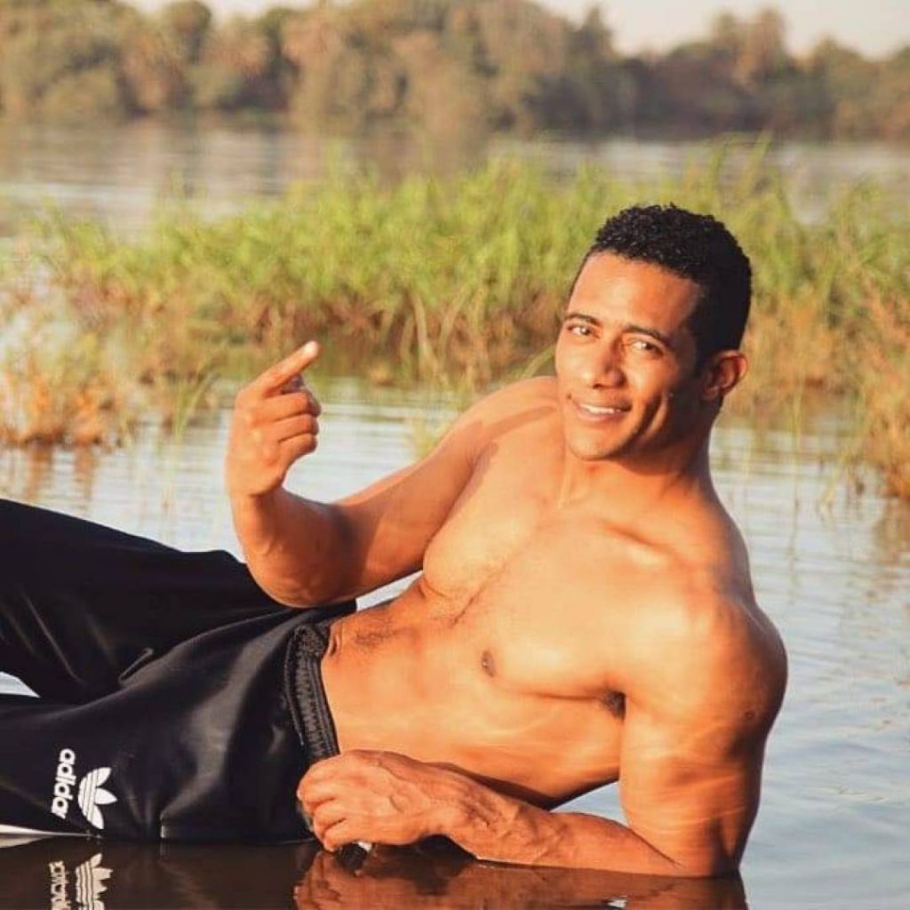 محمد رمضان يسخر من الوسط الفني بمقطع فيديو