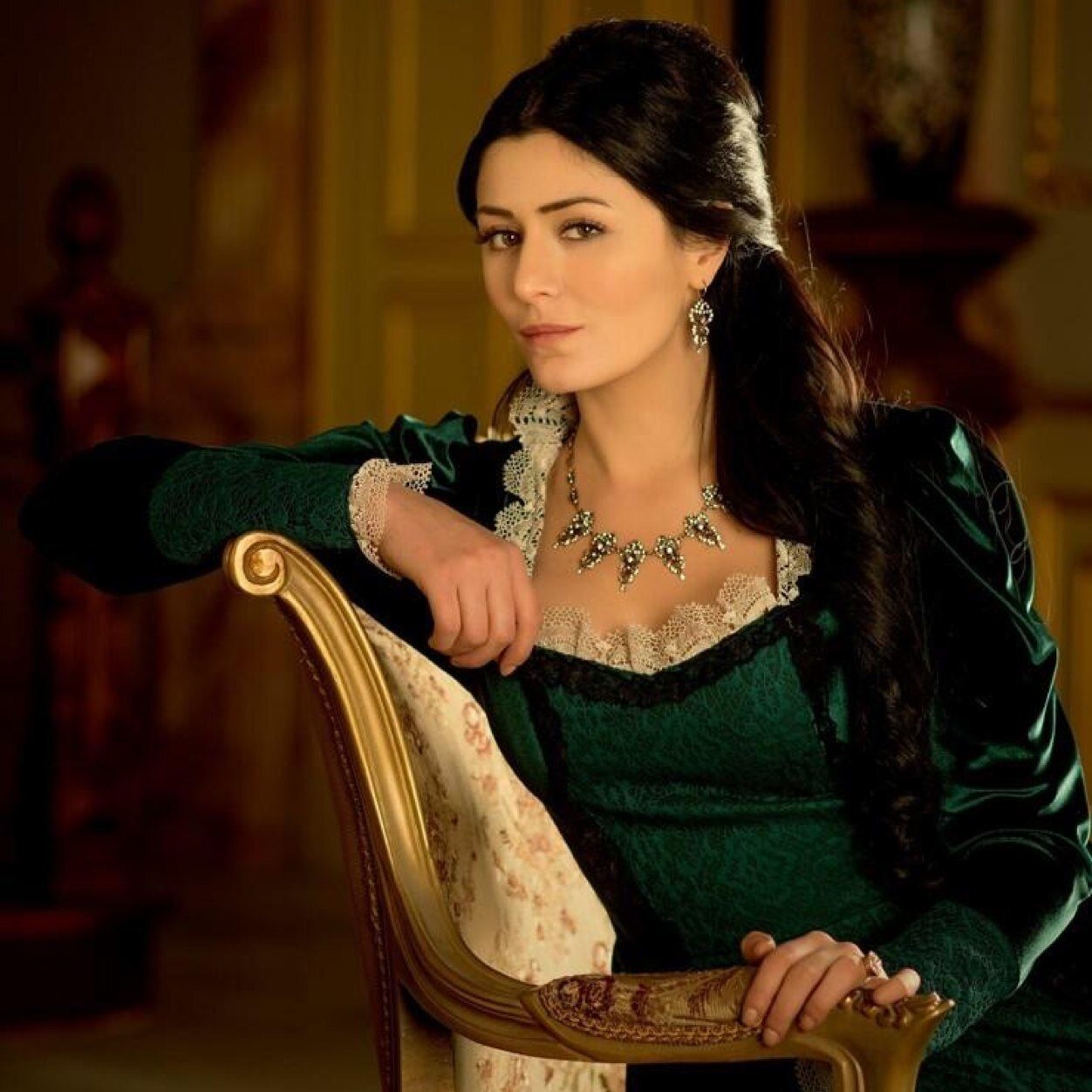 تركيا تحقق مع الممثلة دنيز شاكر بسبب تصرفها «الوقح» مع نساء محجبات