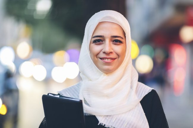 سيدة ولـــو أعــابـهـا الجميع