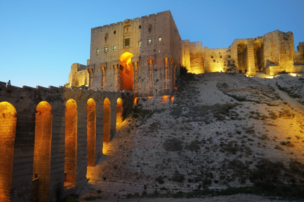 قلعة حلب تعد أحد أهم المعالم التاريخية في منطقة شمال سوريا (iStock)