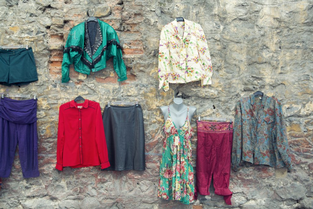 تحويل الملابس القديمة إلى جديدة