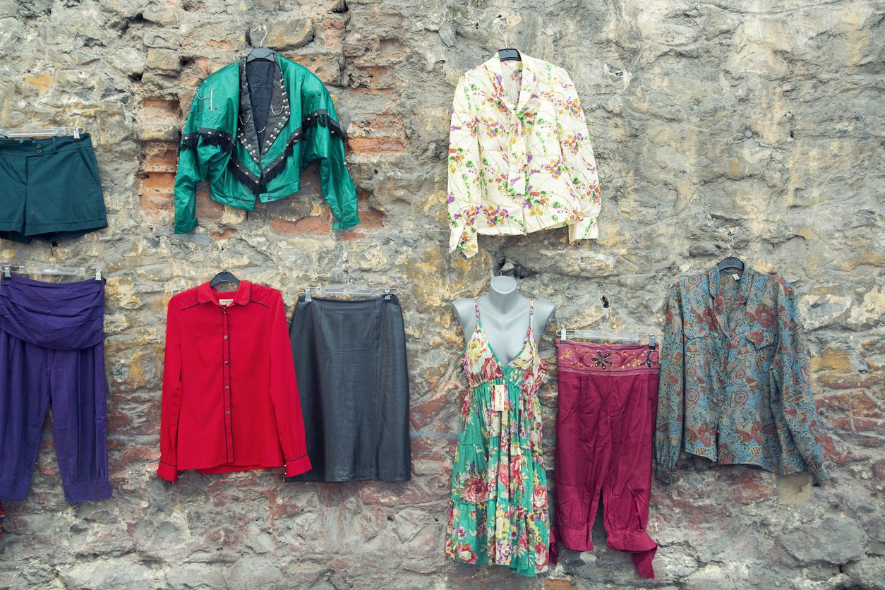 تحويل الملابس القديمة إلى جديدة