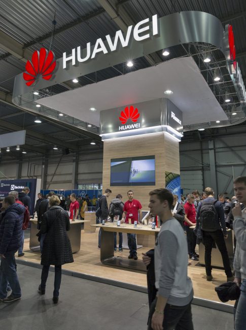 Huawei تعاقب اثنين من موظفيها بعد تغريدهما من هاتف آيفون ليلة رأس السنة!
