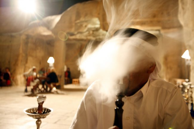 الوزراء يدخنون في البرلمان والتلاميذ يبدأون ذلك في الصف السابع كعلامة على الرجولة.. مشكلة الأردن مع الأرجيلة والسيجارة بحاجة لتصحيح