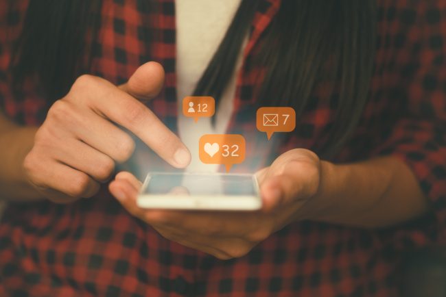 أنت من يجعل الأغبياء مشهورين.. هذا ما تفعله دون أن تدري