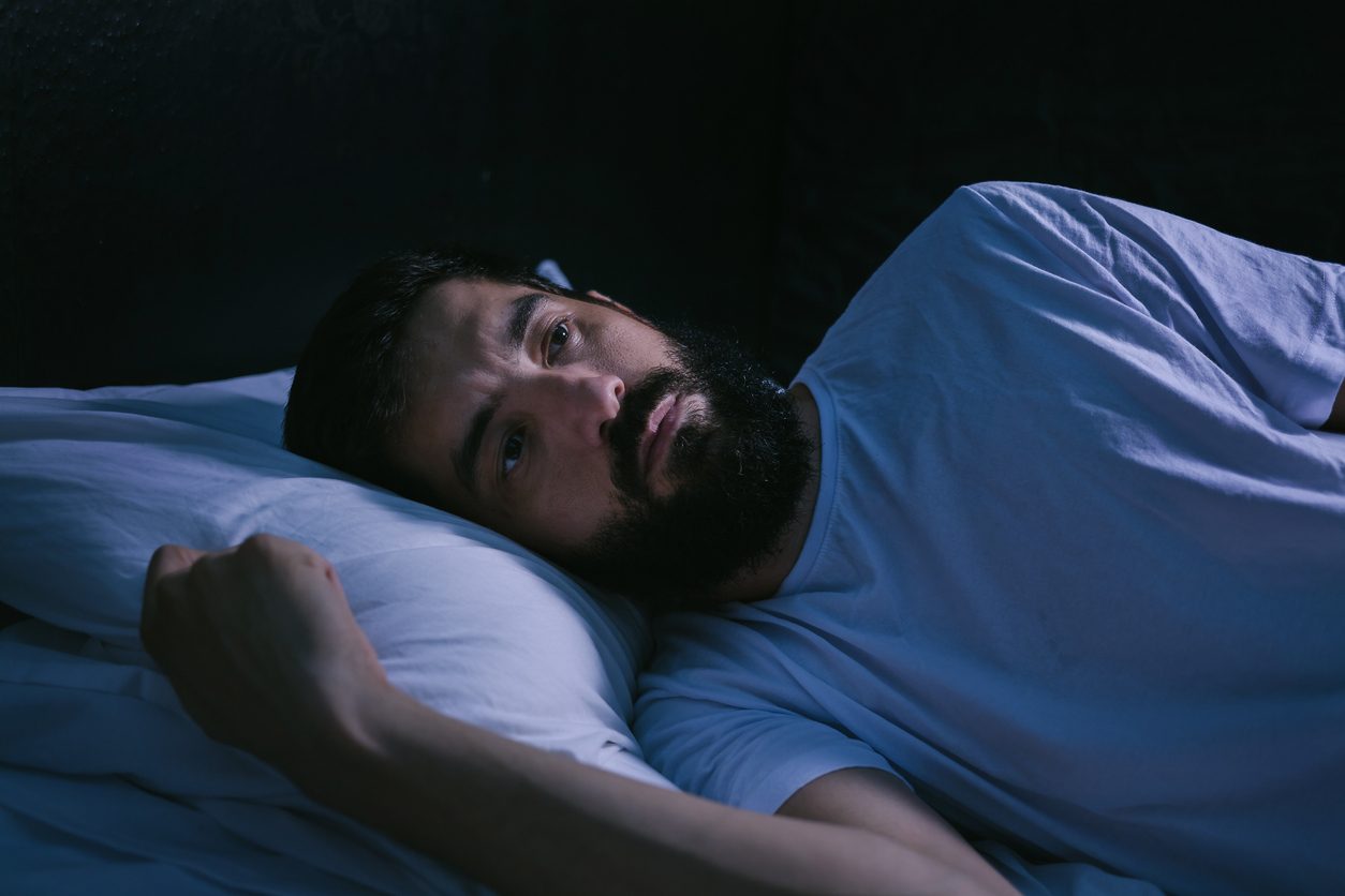 رجل يعاني من الأرق / istock