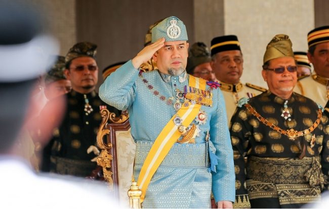 السلطان محمد الخامس يتخلَّى عن العرش.. ملك ماليزيا يفاجئ شعبه بعد أيام من زواجه بملكة جمال روسيا السابقة