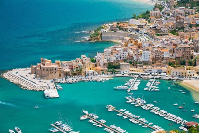 ماذا حدث للقرية الأوروبية الساحرة بعد أن عرضت منازلها للبيع مقابل دولار واحد؟