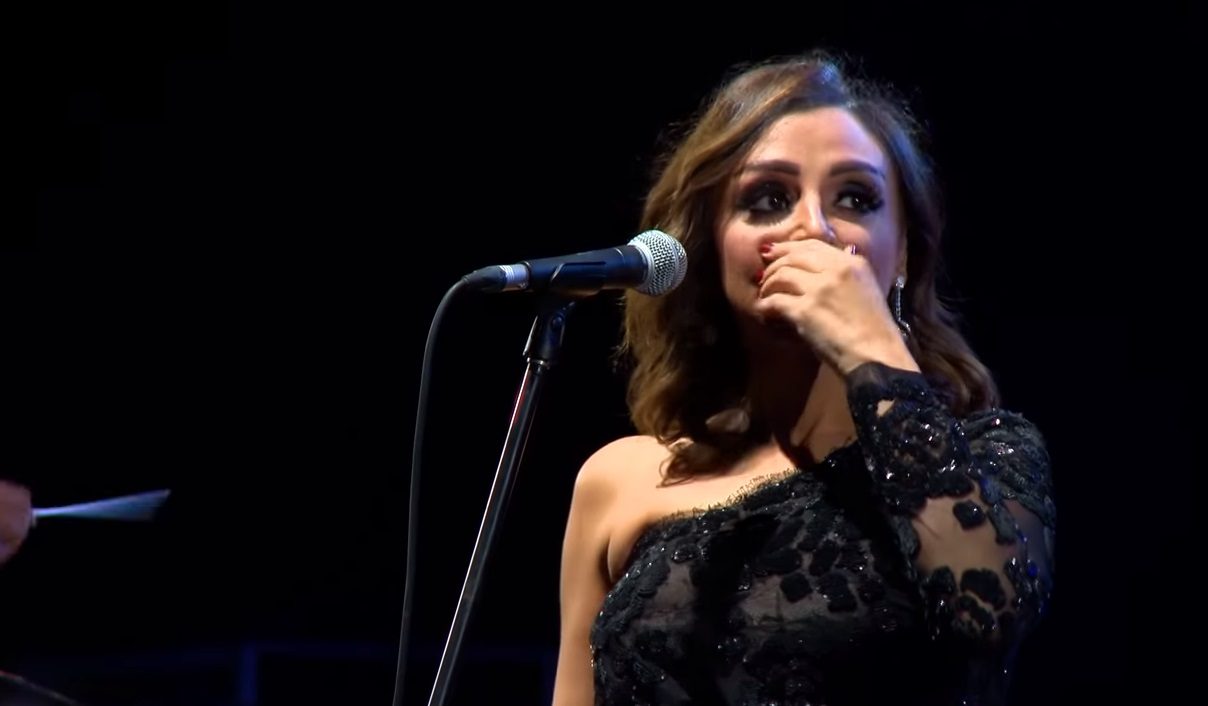 أنغام تبكي على المسرح