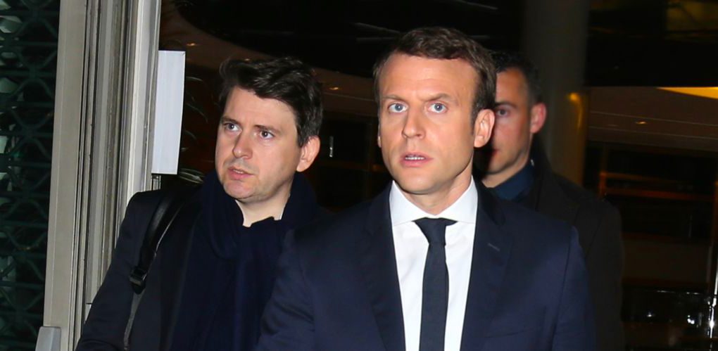 سيلفان فور المستشار الإعلامي الخاص بماكرون يقف إلى جانبه (أرشيفية/وكالات)