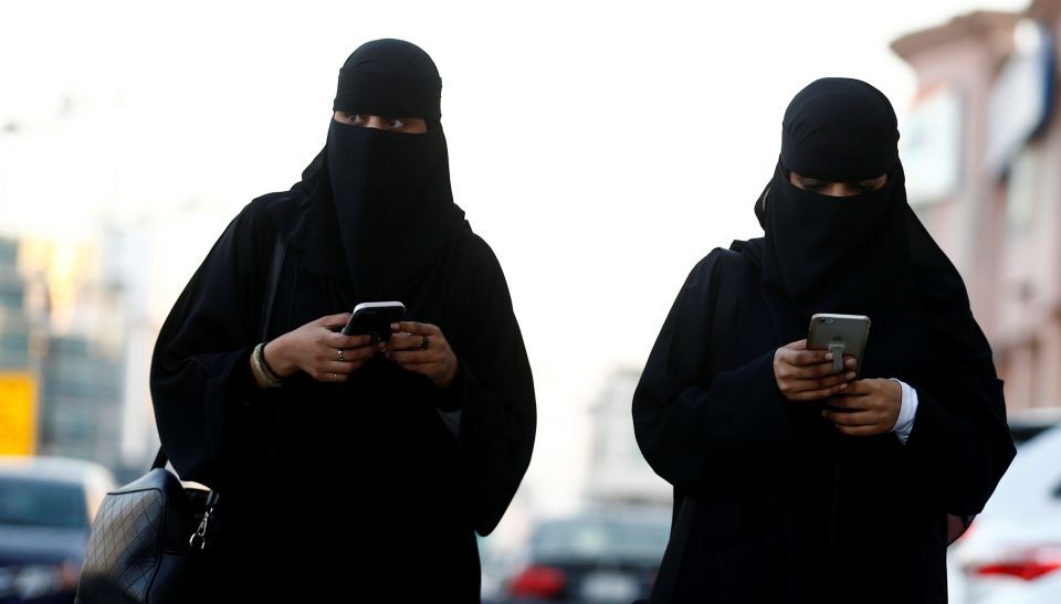ليس بإمكان أي امرأة سعودية الحصول على وثيقة سفر دون إذن وليِّها (رويترز)