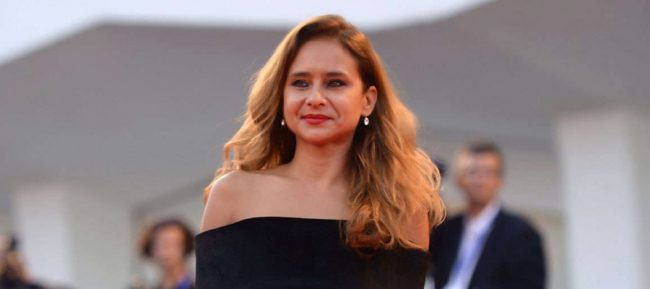 الممثلة المصرية نيللي كريم تعلن بفيديو فسخ خطبتها: “باحاول ما أخليش حاجة تكسرني”