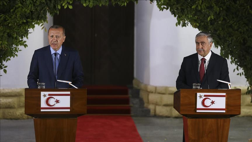 أردوغان في زيارة لقبرص الشمالية، بجانبه الرئيس القبرصي التركي مصطفى أقينجي (الأناضول).