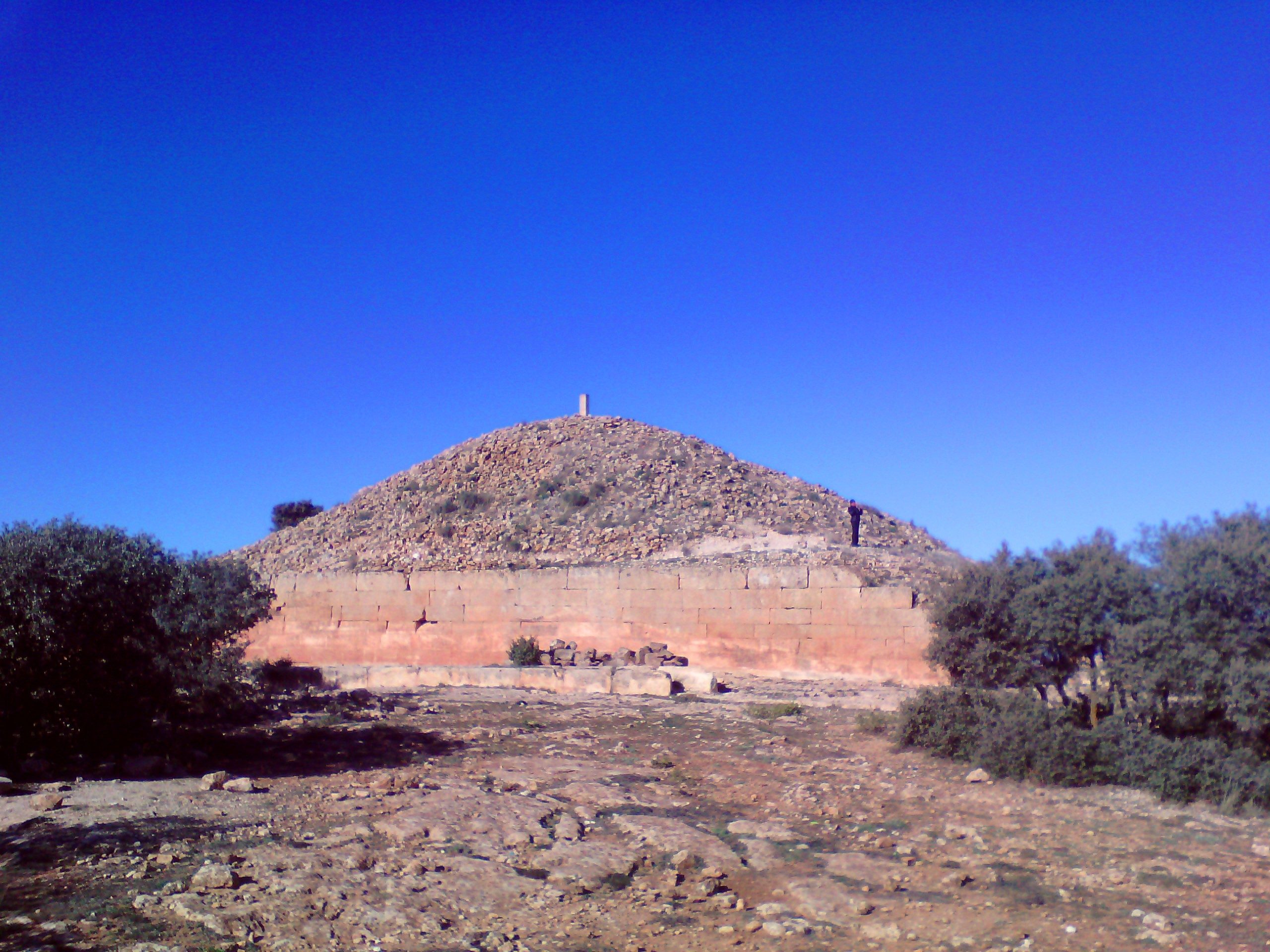 من بنى الأهرامات الجزائرية؟