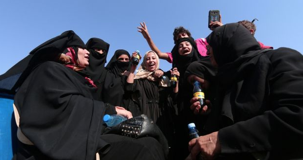 احتفاء أهالي منبج بهزيمة داعش في 2016 / رويترز