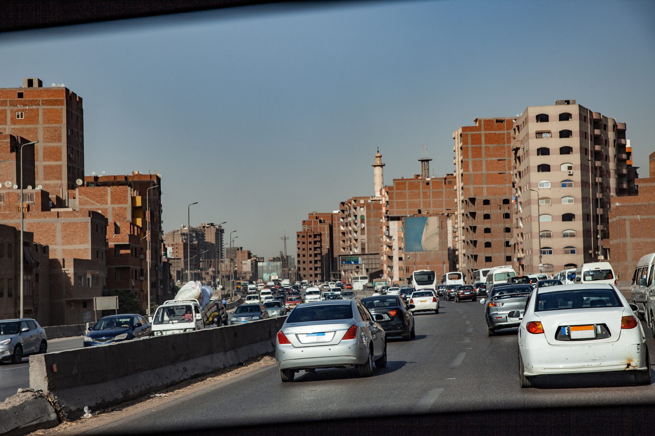 مباني على الطوب الأحمر في القاهرة / iStock