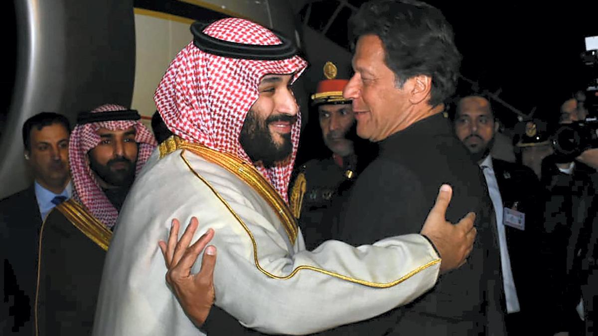 خان لابن سلمان: أود أن أشكرك على الطريقة التي ساعدتنا بها، حين كنا في وضع صعب/رويترز
