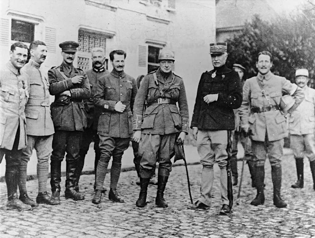 رئيس الوزراء البريطاني الراحل ونستون تشرشل بالزي العسكري (Web)