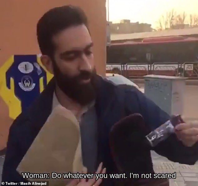 رجل الشرطة السري الذي اعتدى على المرأة الإيرانية التي تتظاهر دون حجاب/ daily mail