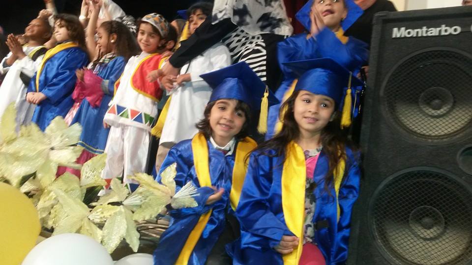 سيدة تلقي بنفسها وسط كلاب شرسة لإنقاذ طفلها