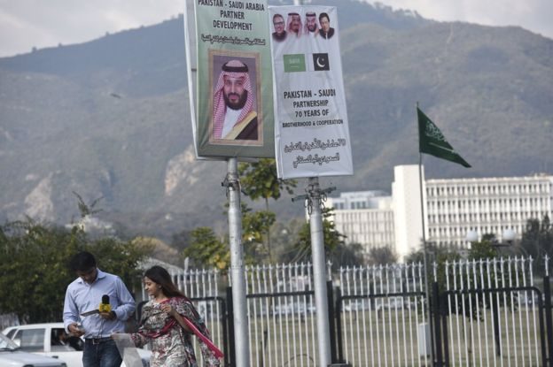 لافتات في شوارع إسلام آباد ترحب بولي العهد السعودي/ BBC