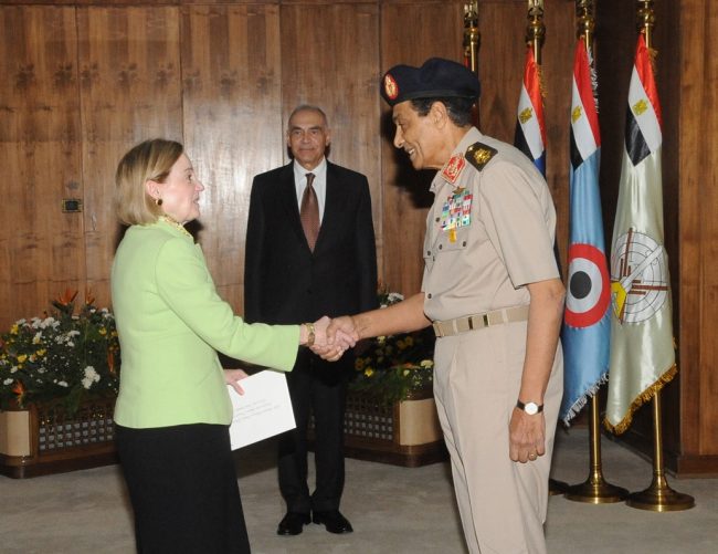 السفيرة الأمريكية السابقة في القاهرة: الجيش أطاح بمرسي وربما يطيح بالسيسي