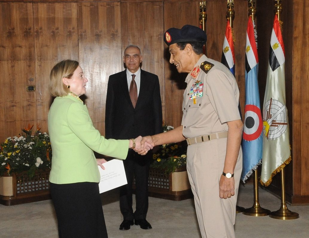 السفيرة الأمريكية السابقة في القاهرة: الجيش أطاح بمرسي وربما يطيح بالسيسي