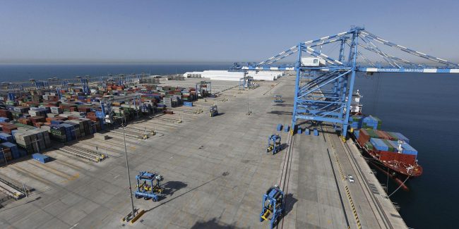 الإمارات تتراجع وتُخفف الحظر على شحن السلع من قطر وإليها