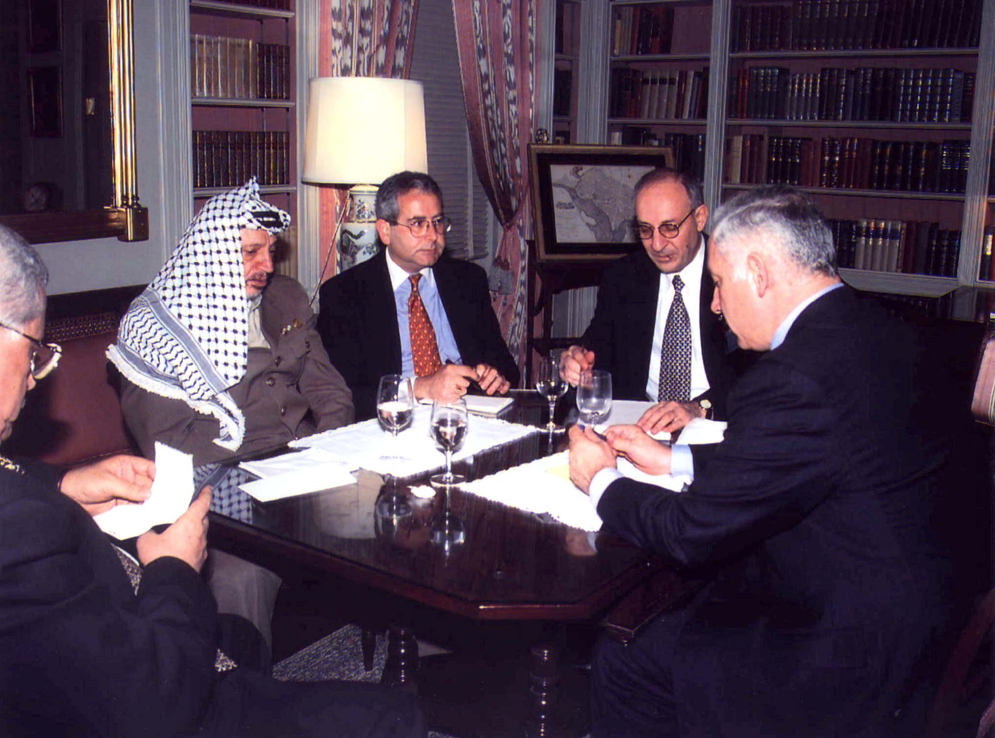 رئيس الوزراء الإسرائيلي بنيامين نتنياهو (إلى اليمين) يجتمع مع الرئيس الفلسطيني ياسر عرفات (اليسار)/ رويترز 