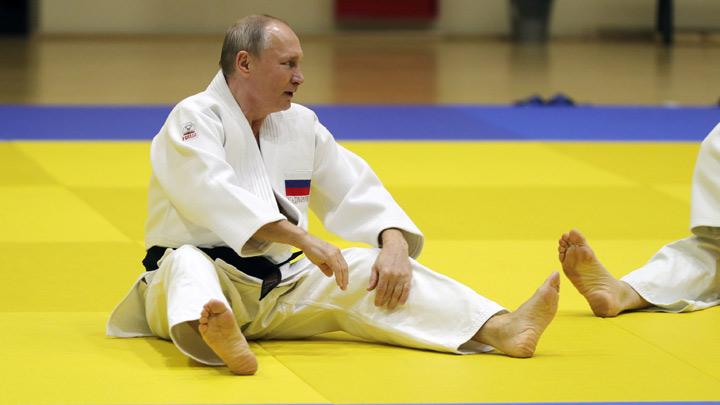 شابة تُسقط الرئيس بوتين أرضاً