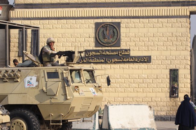 “الغارديان” تنشر فيديوهات توثق التعذيب في السجون المصرية.. حقوقيون: دليل دامغ على تفشي الانتهاكات