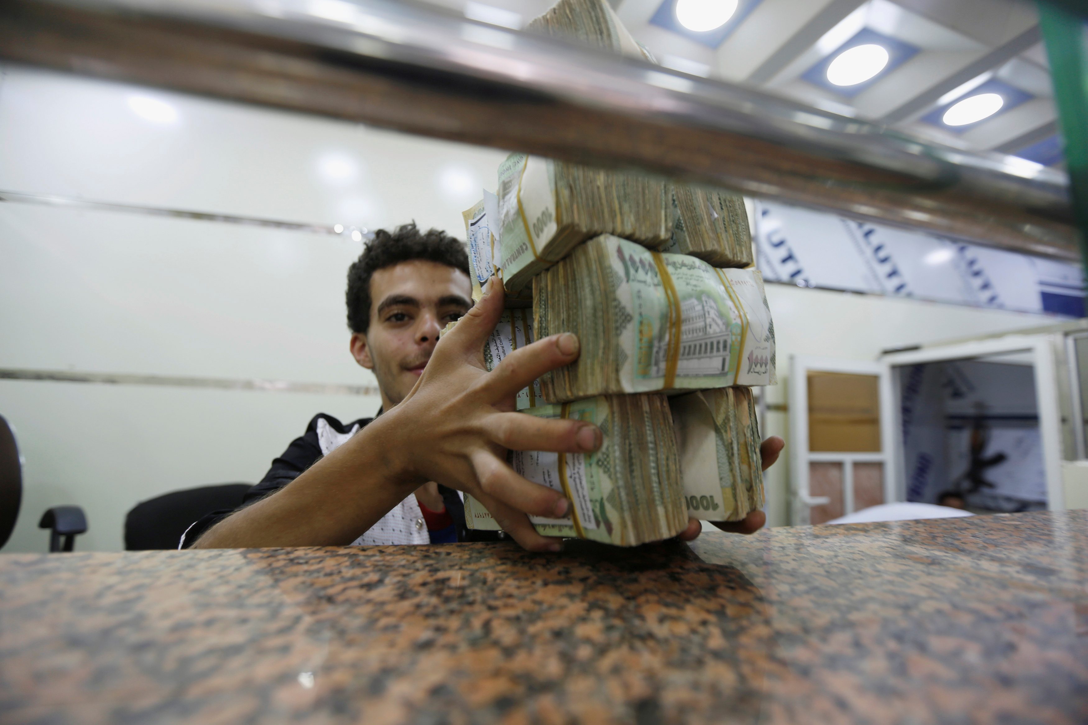 منذ عام 2015، فقد الريال اليمني أكثر من نصف قيمته