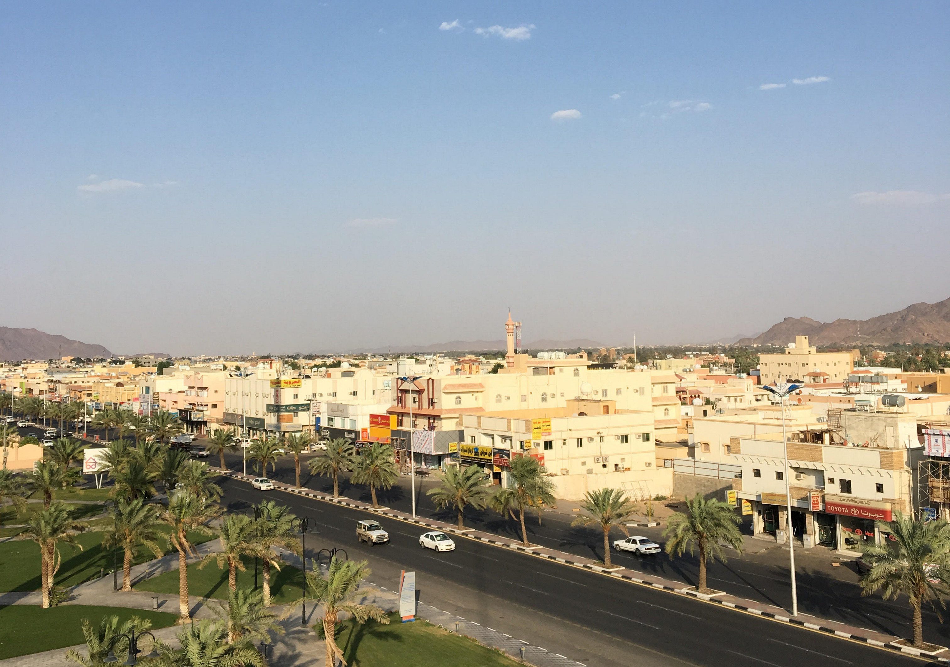 الجبال المؤدية إلى الحدود اليمنية تُرى خارج منطقة وسط المدينة في مدينة نجران (رويترز)