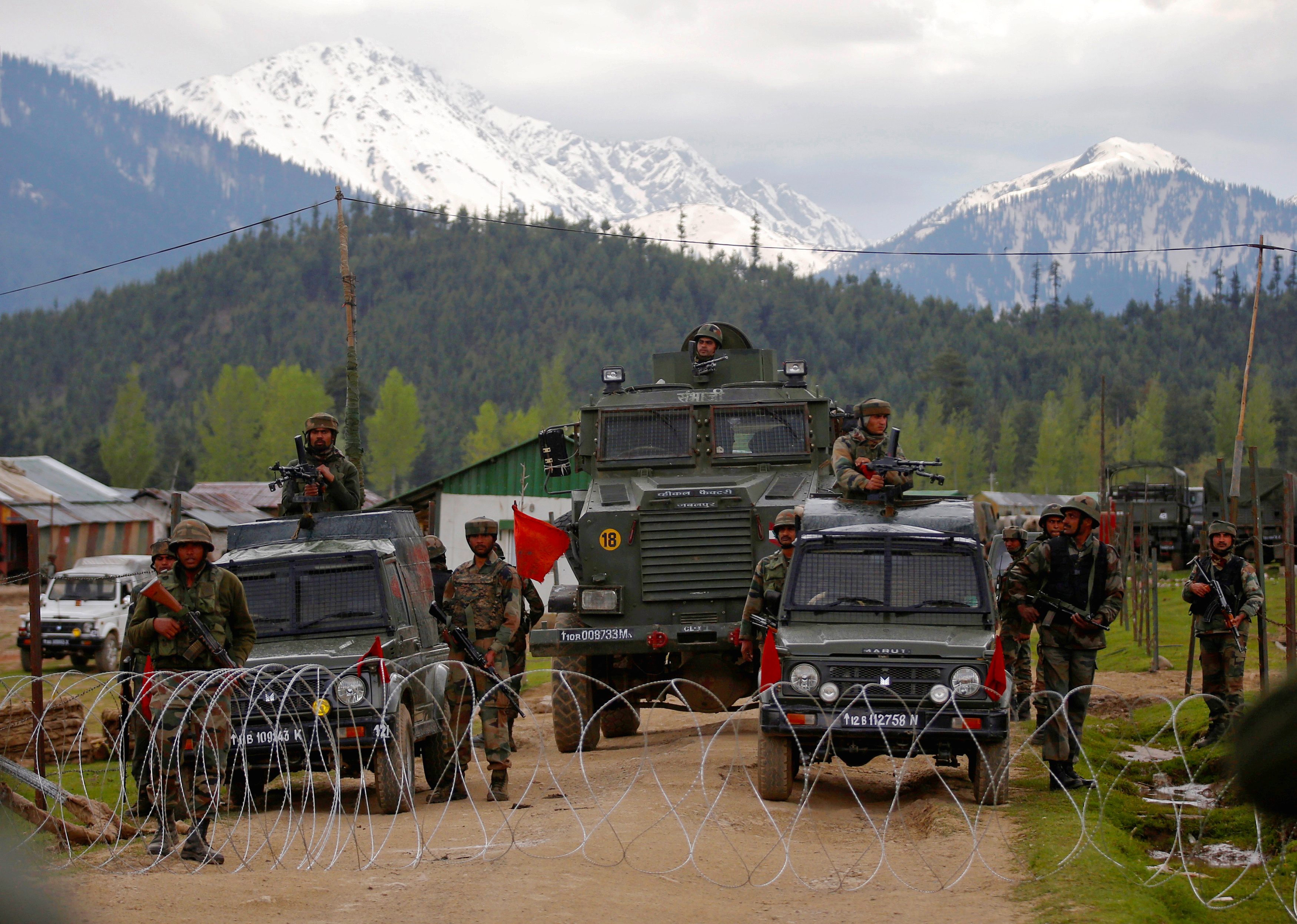 جنود هنود خلال حراستهم للمناطق الحدودية المتنازع عليها مع باكستان في كشمير/ رويترز