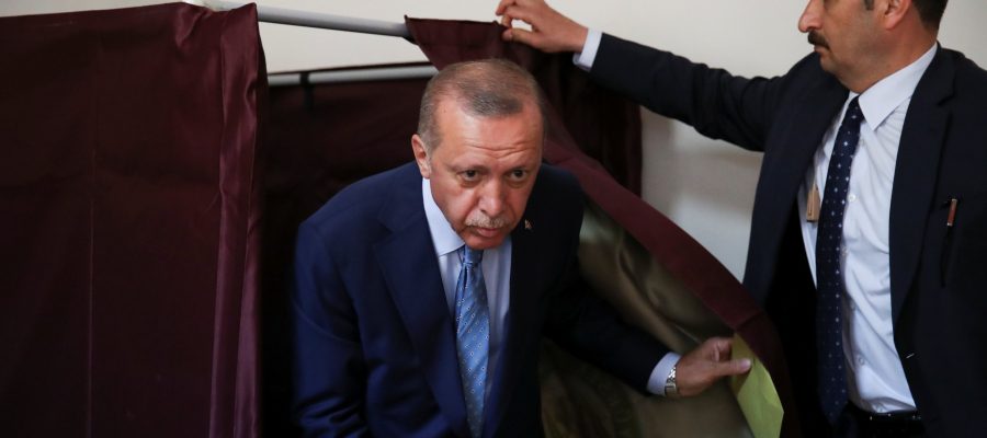 الرئيس التركي خلال تصويته في الانتخابات الرئاسية الأخيرة/ رويترز