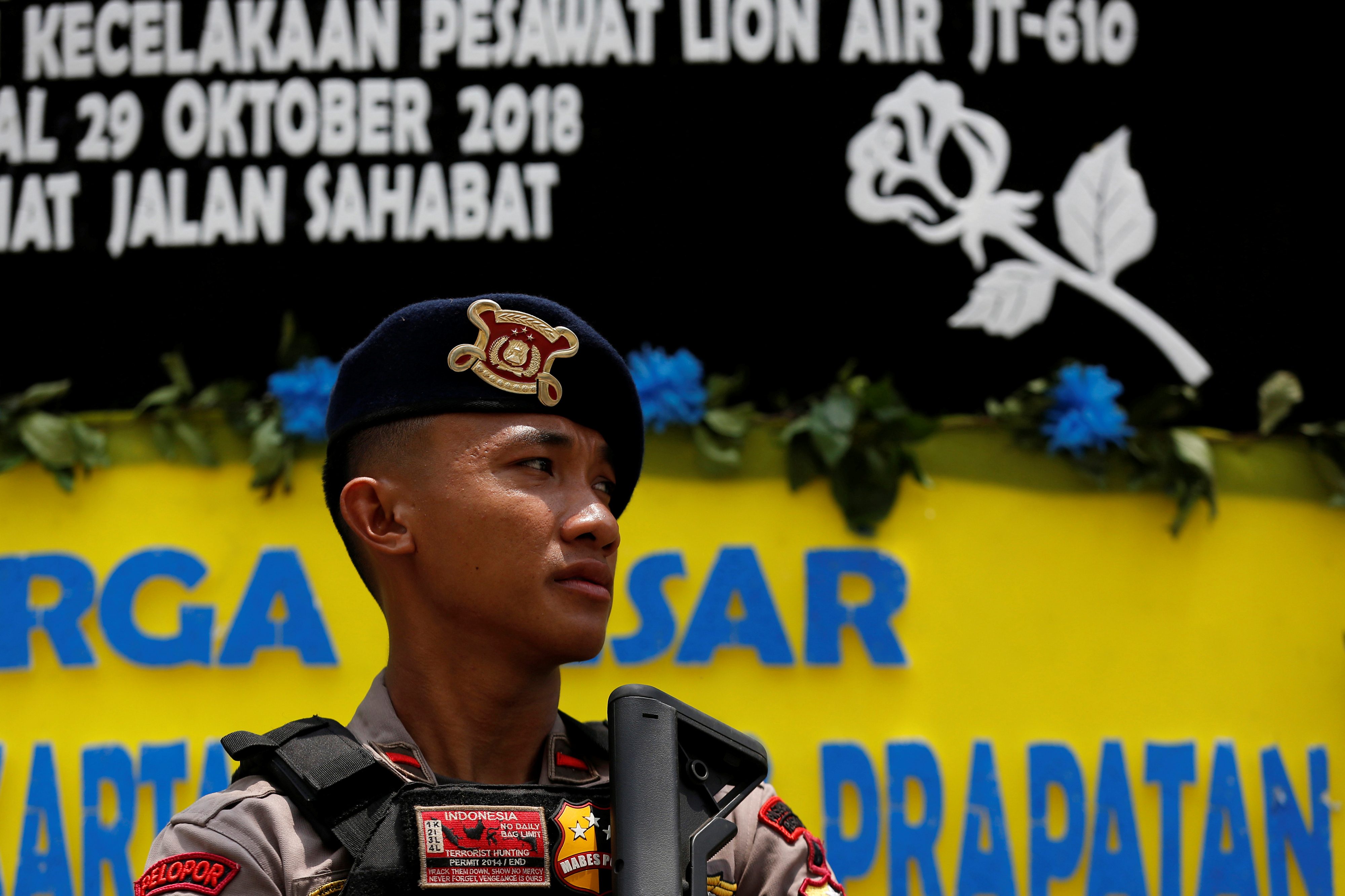 أحد ضباط الشرطة الإندونيسية