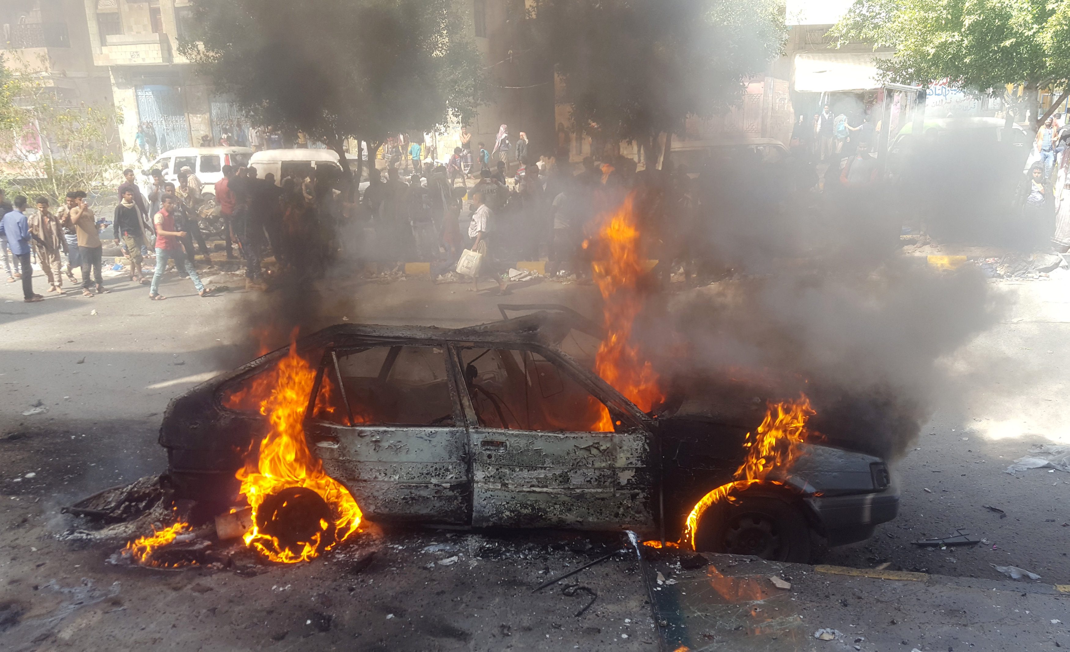 سيارة تحترق بسبب انفجار في مدينة تعز الجنوبية الغربية التي مزقتها الحرب في اليمن/ رويترز