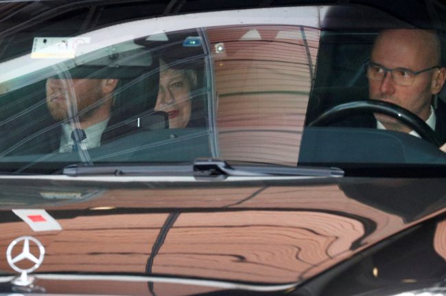 معارض لخروج بريطانيا من الاتحاد الأوروبي يلقي بنفسه أمام سيارة تيريزا ماي (فيديو)