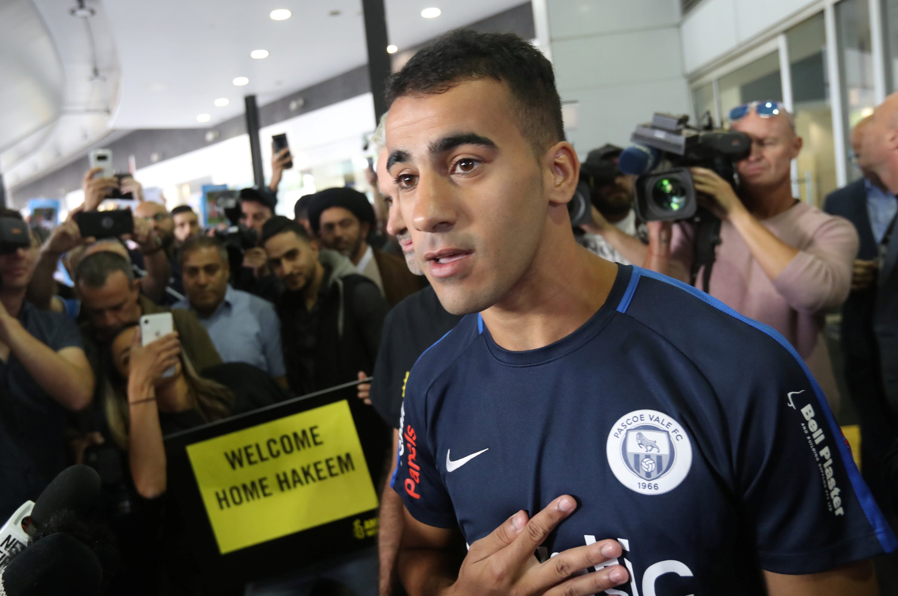 وصول اللاعب البحريني حكيم العريبي إلى أستراليا/ رويترز