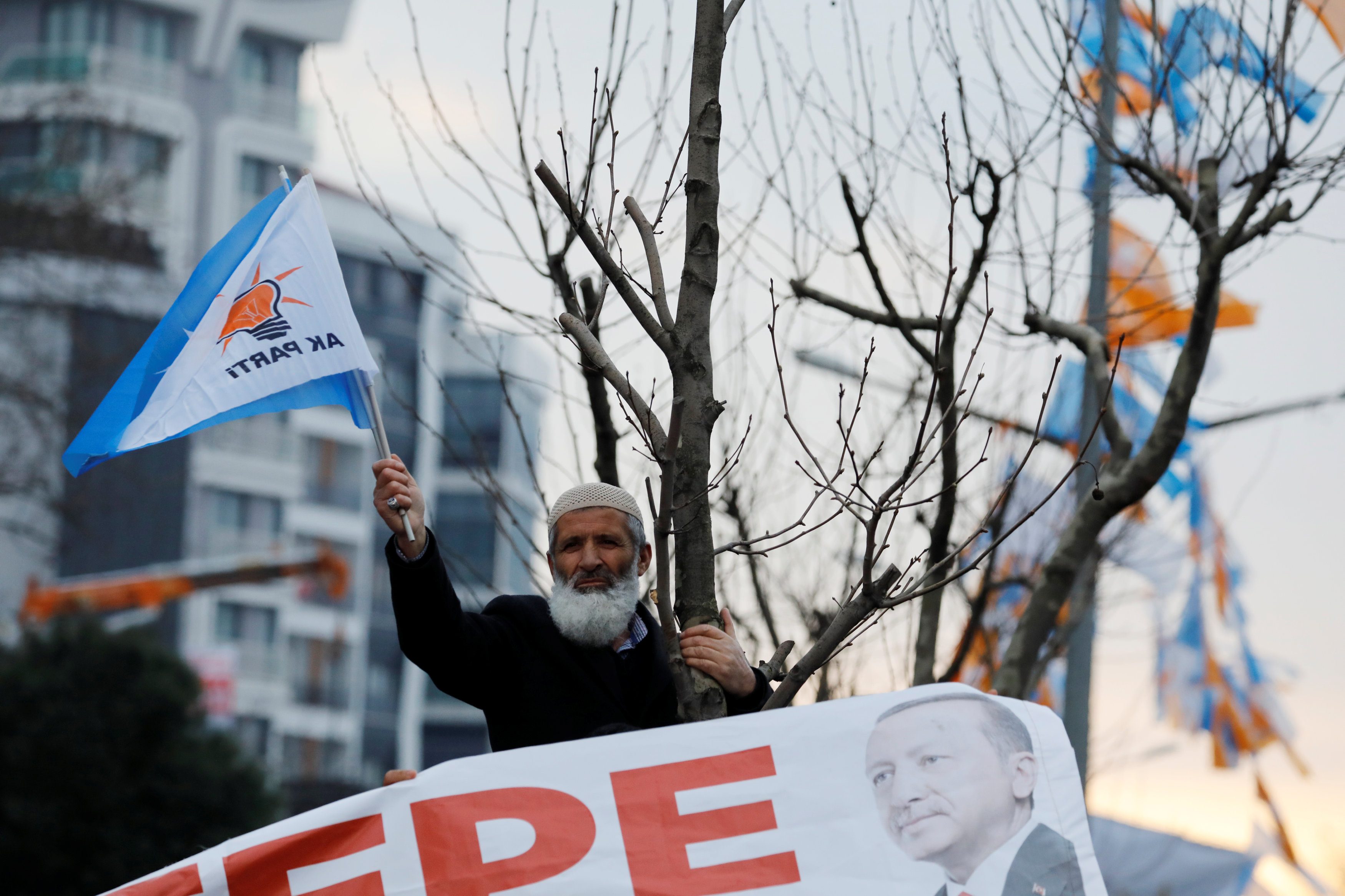 هل يفوز حزب أردوغان بانتخابات المحليات المقبلة؟ إليك نقاط القوة والضعف للحزب الحاكم