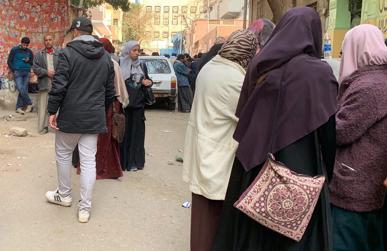 عائلة المدانين بقتل النائب العام يتجمعون في مشرحة زينهم بالقاهرة/ رويترز